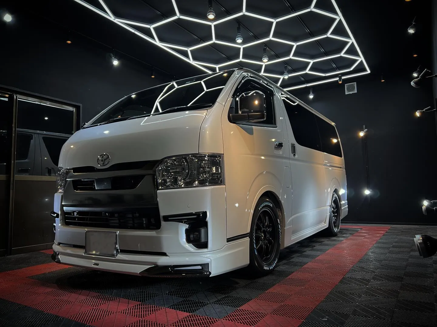 9型ハイエースダークプライムSにフルカスタム☺️