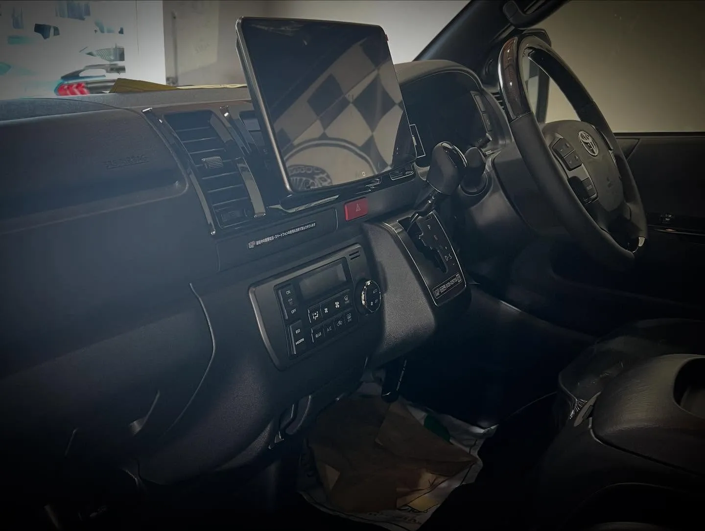 9型ハイエースダークプライムSにフルカスタム☺️