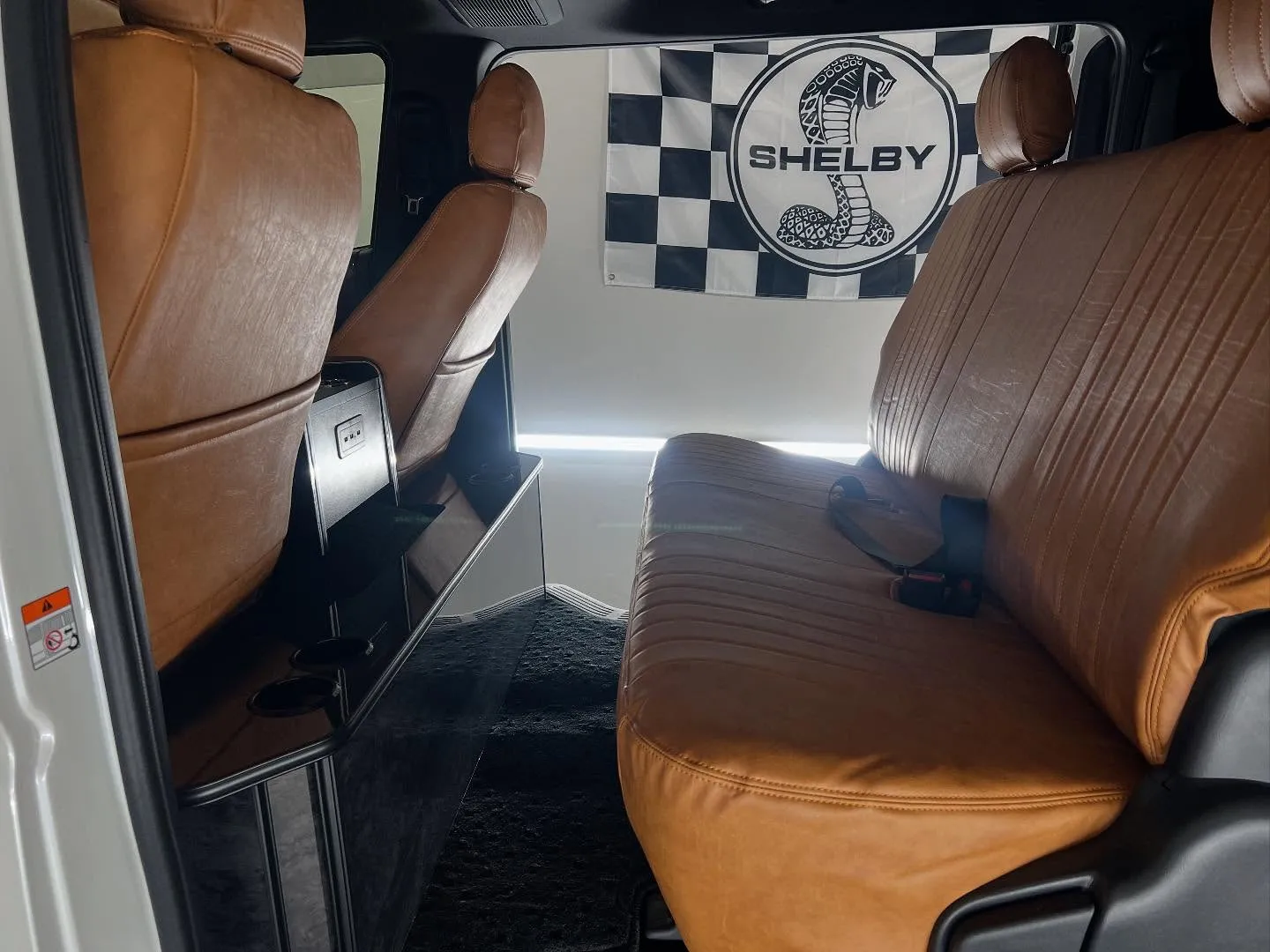 9型ハイエースダークプライムSにフルカスタム☺️