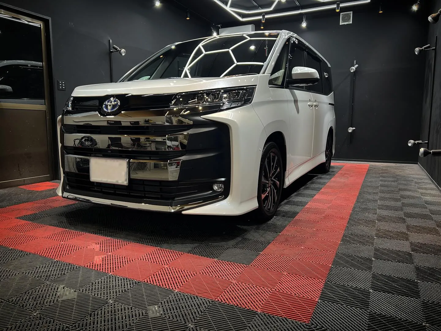 ノアにガラスコーティングとドット対応フィルム施工😊