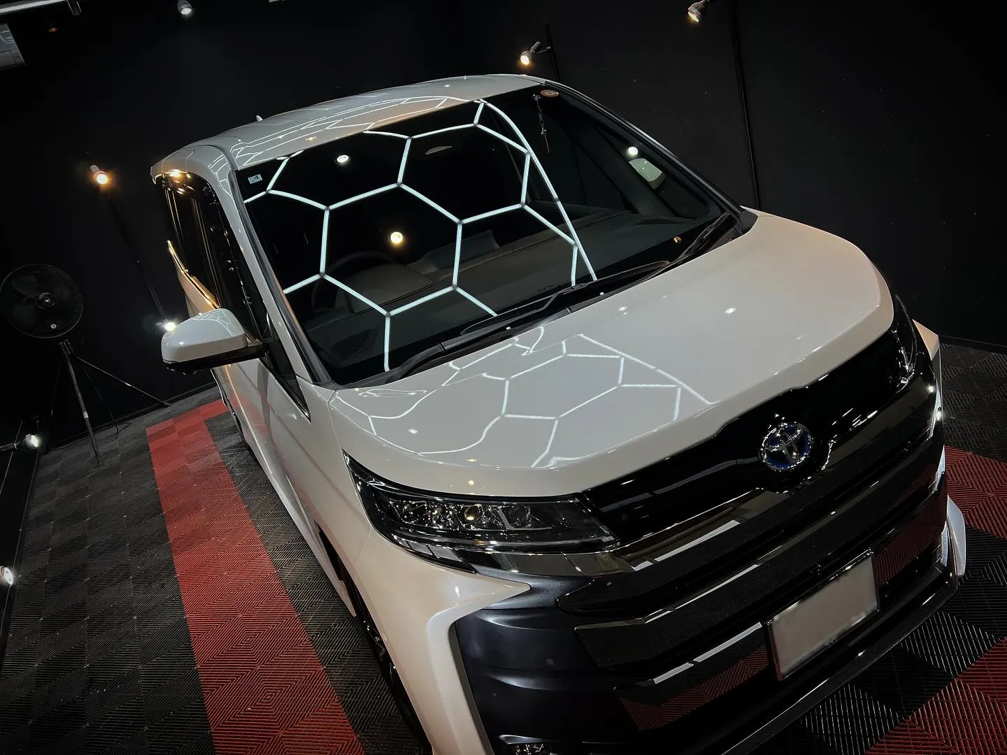 ノアにガラスコーティングとドット対応フィルム施工😊