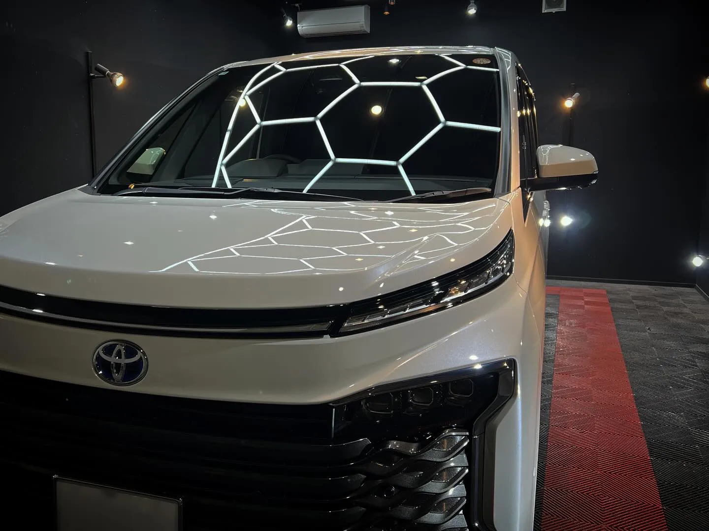 ヴォクシーにホイールコーティングとフィルム施工😊