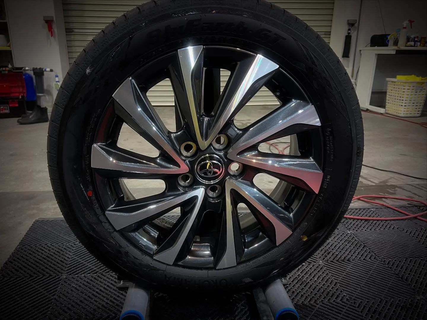 ヴォクシーにホイールコーティングとフィルム施工😊