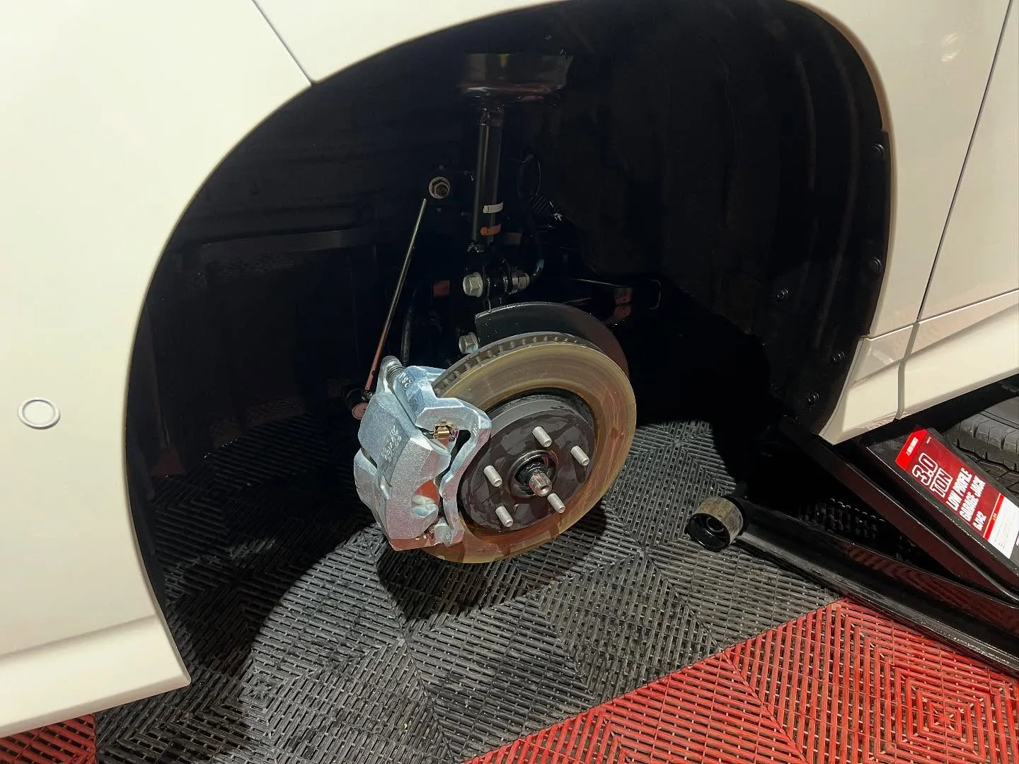 ヴォクシーにホイールコーティングとフィルム施工😊