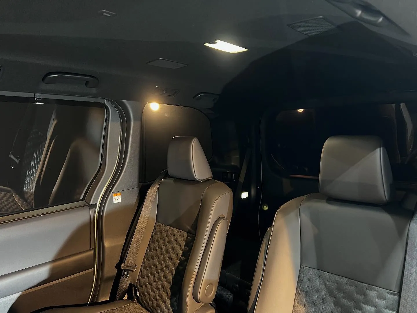 ヴォクシーにホイールコーティングとフィルム施工😊