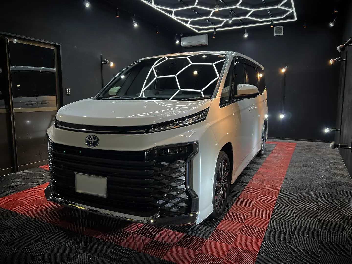 ヴォクシーにホイールコーティングとフィルム施工😊